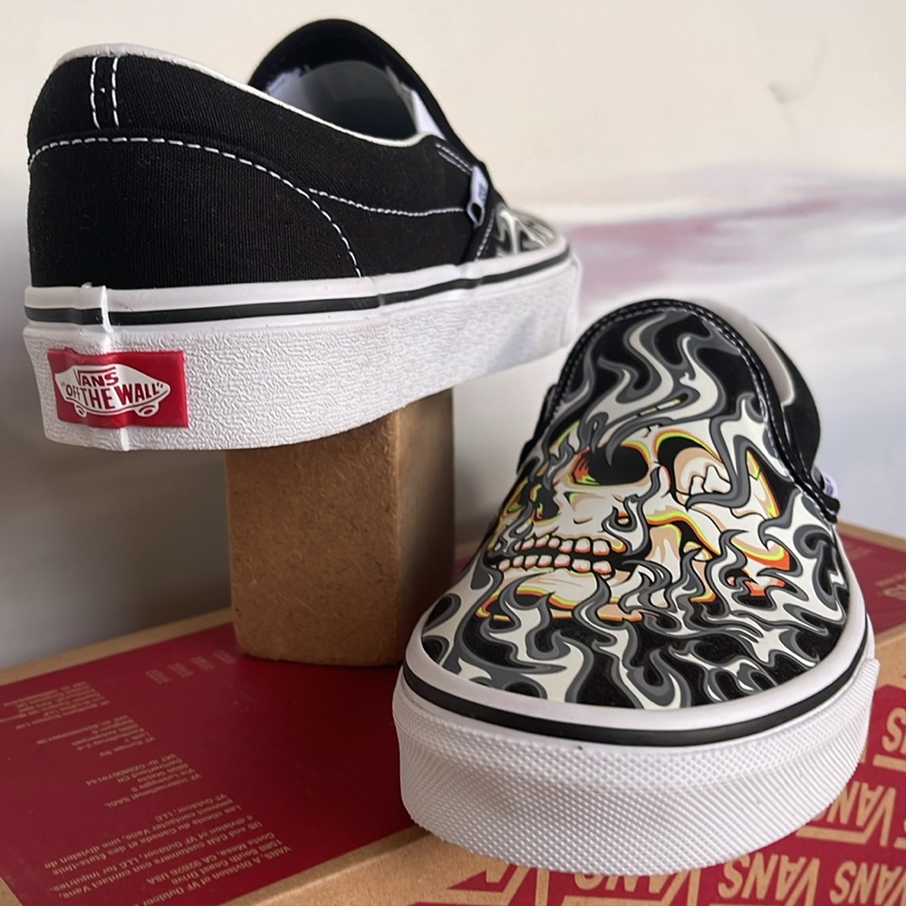 Vans Men’s Classic Slip-On
Flame Skull Black/True White 
VN0009Q7BMX
Sneakers - Picture 10 of 16
